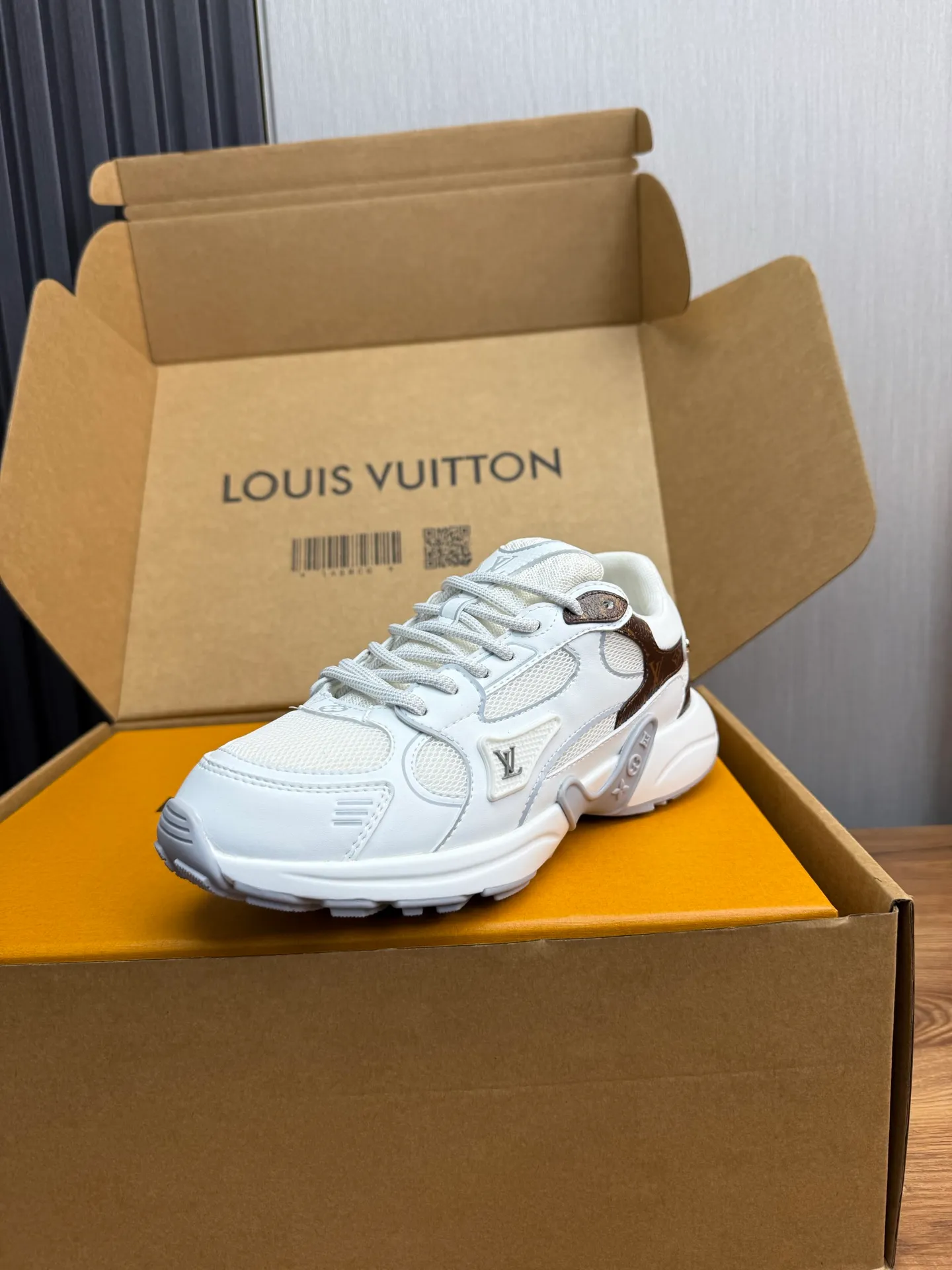 Men's shoes 💰600💰 🌈LV | Louis Vuitton 2025𝐬𝐬 🧡💚2025 spring and summer new style top version‼ ️The original version is the same. The counter specializes in the latest casual shoes. Hard goods are new🆕 🔥🔥🔥Top version: Couple model LV Louis Vuitton L House Donkey brand The latest Olympia series Couple model Silver Horn King Casual sneakers Running shoes This LV Olympia sneaker combines mesh fabric and metallic synthetic leather and other technical fabrics to reinterpret the classic running shoe design with a neat and simple design. Lightweight EVA outsole provides a stretchy fit. Rich details such as Monogram embossing and LV letters establish recognition. Exquisite packaging at the delivery counter 🛍📦 ▪️Fabrics: Original imported technical fabric + mesh ▪️Inner lining: Original customized breathable mesh ▪️Sole: Original molded rubber foam material ▪️Sole thickness: 3.5CM ▪️Size: 35--45 (customized for women 40 and men 45)